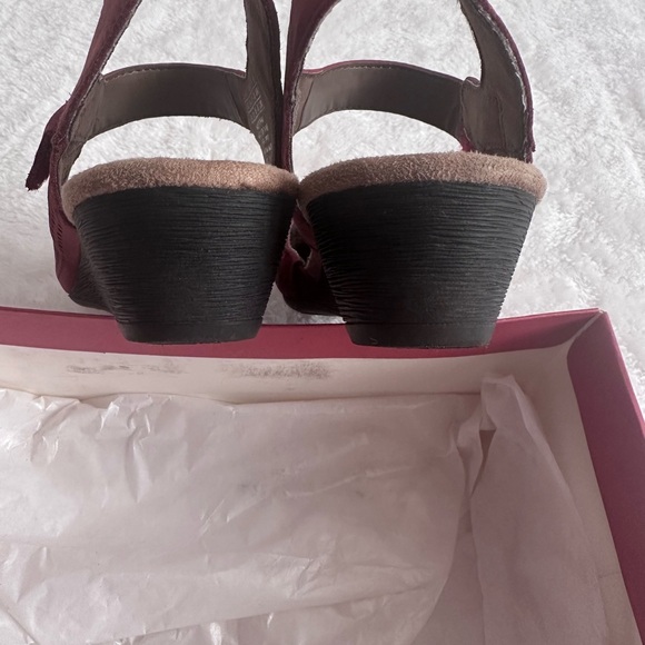 Cobb Hill by Rockport Judson Perforated Slingback Wedge Color Red size 6m - Picture 8 of 9